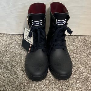 Tommy Hilfiger Rainboots in women’s size 7. Color is Navy with gold hardware.